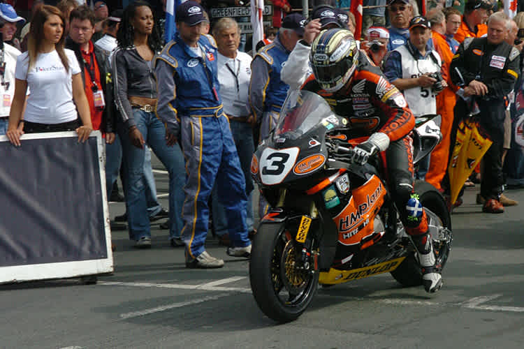Unter den Augen von Giacomo Agostini macht sich John McGuinness bei der TT auf den Weg zu einem weiteren Sieg