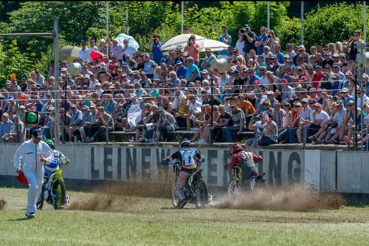 Schön wäre es: prallgefüllte Ränge auf dem Leineweberring in Bielefeld