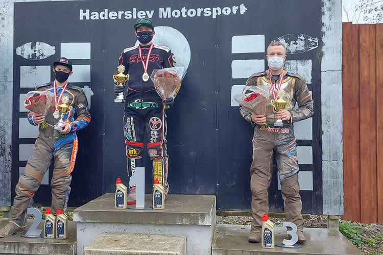 Sein Anzug blieb sauber: Kenneth Kruse Hansen (Mitte) fuhr bei der Dänischen Langbahn-Meisterschaft vorneweg