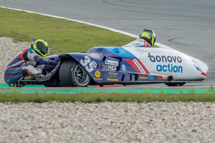 Noch führen Sepp Sattler und Beifahrer Luca Schmidt in der IDM Sidecars