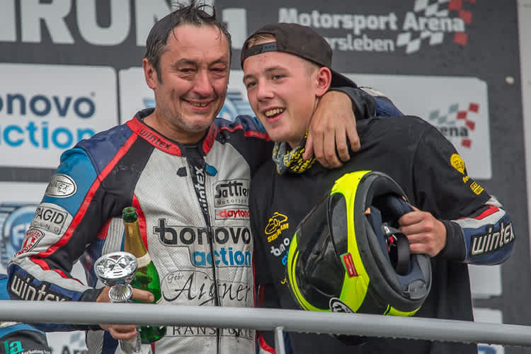 Josef Sattler und Luca Schmidt waren nach Rennen und Sektdusche nicht mehr ganz taufrisch, aber glücklich