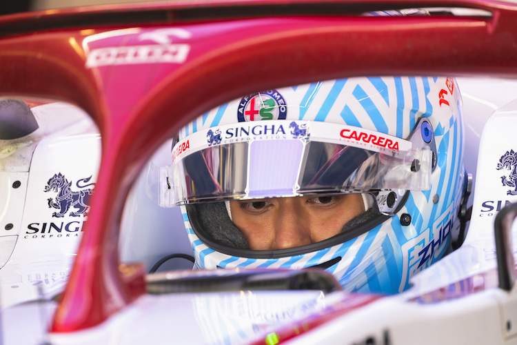 Der Chinese Guanyu Zhou im Alfa Romeo