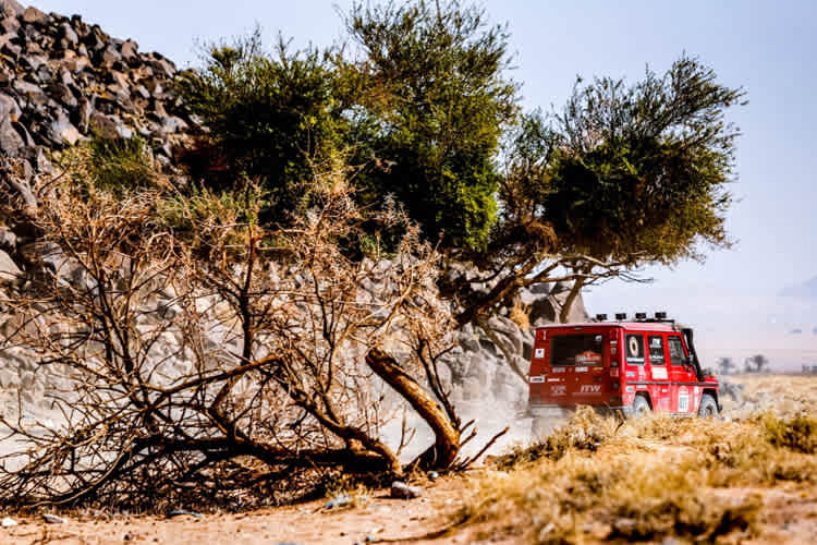 Auch bei der Rallye Dakar Classic geht es über Stock und Stein