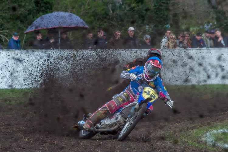 Stephan Katt bei seinem Ritt auf der schwierigen Grasbahn in Vries