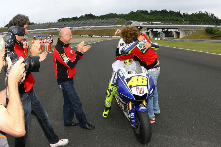 Japan 2008: Marco Simoncelli gratuliert Rossi zum Titelgewinn