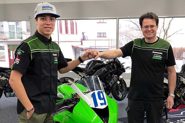 Andreas Kofler (li.) und Roman Raschle besiegeln ihre Zusammenarbeit