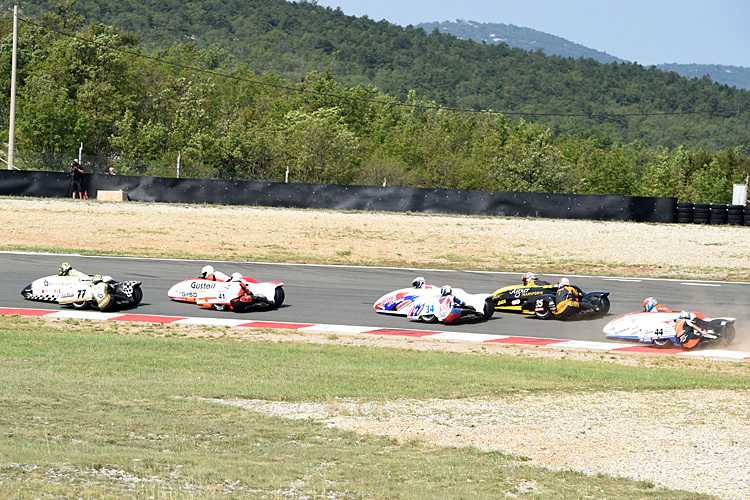 Bei den Seitenwagen geht es manches Mal eng zur Sache