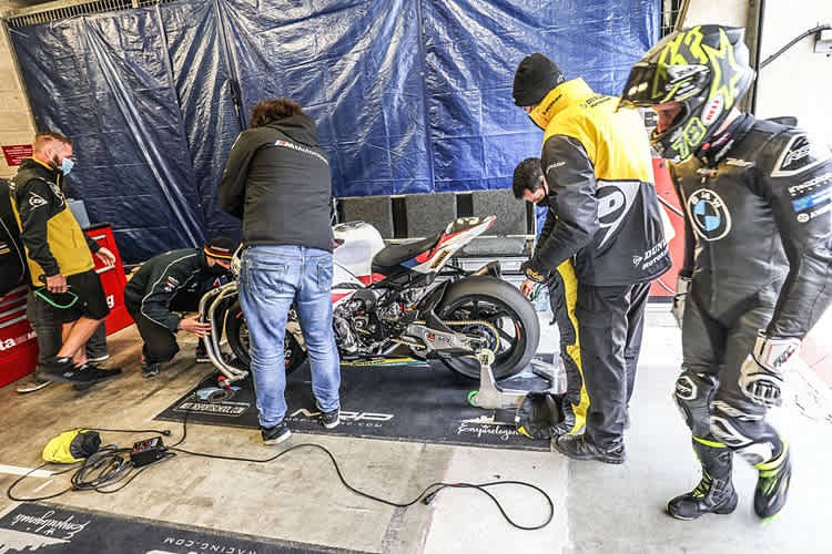 Auch in Le Mans wird bei BMW Motorrad World Endurance eifrig getestet