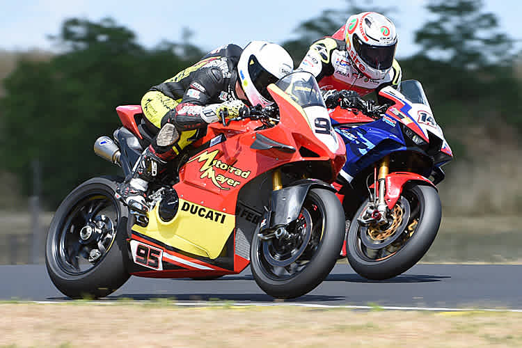 Rad-an-Rad-Duell zwischen Julian Mayer (Ducati) und Geri Gesslbauer (Honda)