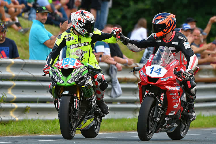 Ilja Caljouw (14) gratuliert Pierre Yves Bian zum Sieg