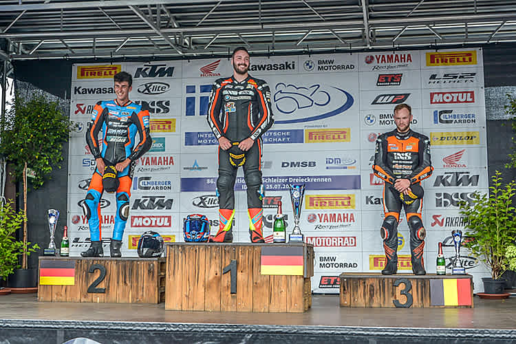 An diesen Anblick könnte sich David Datzer (Mitte) gewöhnen