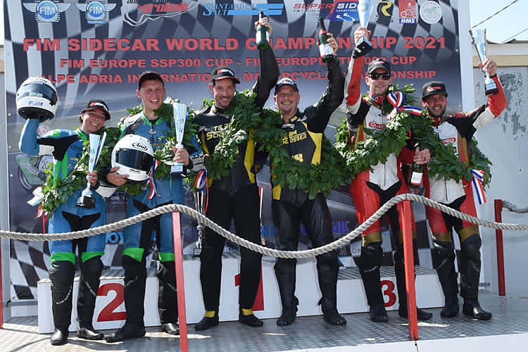 Hoch die Tassen: Clement, Ellis, Schlosser, Fries, Kershaw, Charlwood (vlnr.)