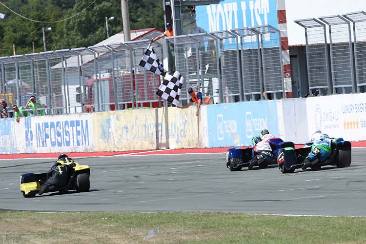 Hauchdünne Entscheidung zwischen Schlosser, Reeves und Ellis (vlnr.) beim zweiten WM-Lauf in Rijeka