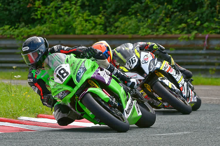 Lukas Maurer (18) gegen Didier Grams (26) lautet in Frohburg das Duell um den Superbike-Titel