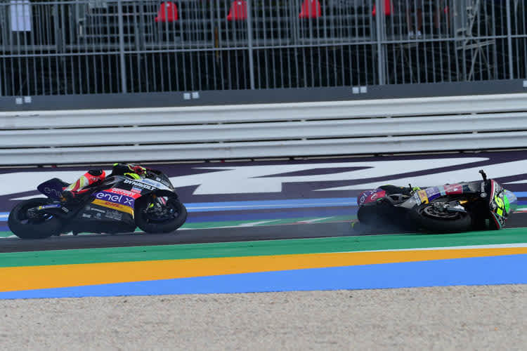 Eric Granado stürzt unmittlebar vor Dominique Aegerter