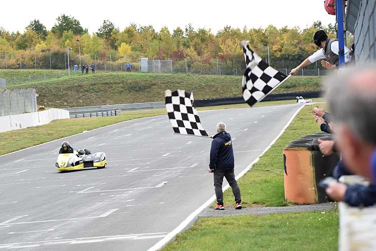 Mit über fünf Sekunden Vorsprung bekommen Schlosser/Fries die schwarz-weiß karrierte Flagge gezeigt