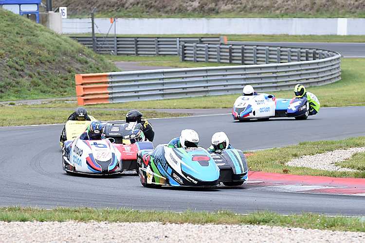 Ellis/Clement vor Reeves/Rousseau, Schlosser/Fries und Streuer/Remmé