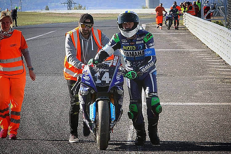 West bringt nach dem Sturz die beschädigte Maschine zurück an die Box