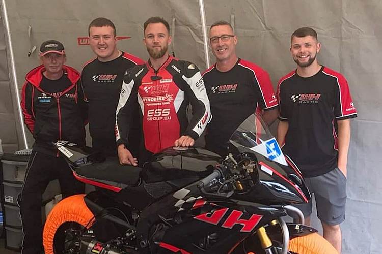 Das WH Racing Team mit dem Österreicher Julian Trummer (Mitte)