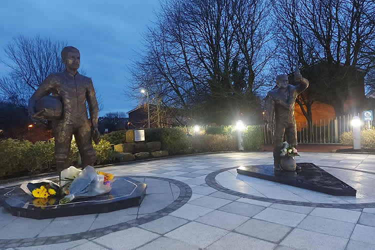 Die Gedenkstätte für William (li.) und seinem Vater Robert Dunlop in Ballymoney