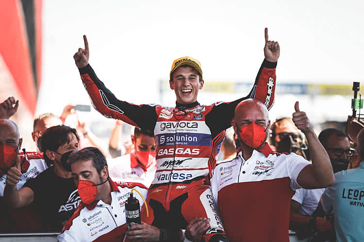 Sieger Garcia ließ sich von seiner Mannschaft feiern