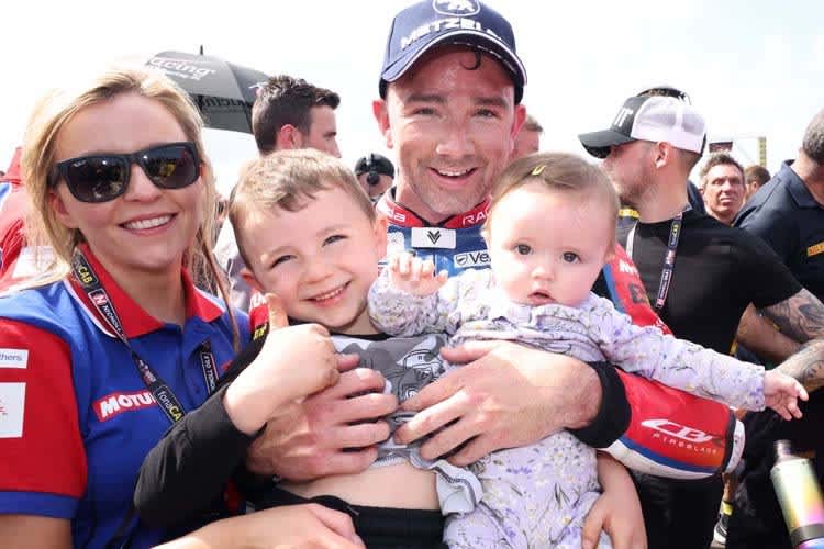 Der zweifache Superbike-Sieger des North West 200 im Kreise seiner Familie