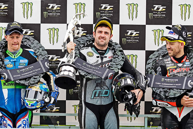 Dean Harrison (li.), Sieger Michael Dunlop, Peter Hickman (re.)