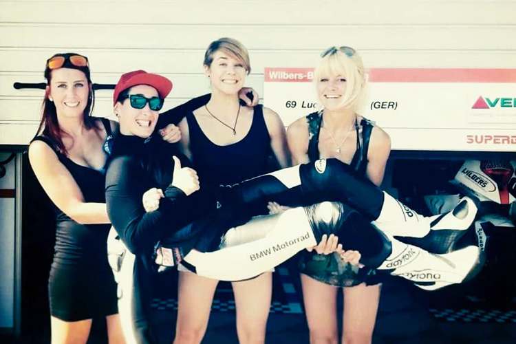 Lucy Glöckner auf Händen getragen