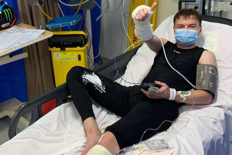 Mackenzie im Krankenhaus – Bein und Arm im Gips