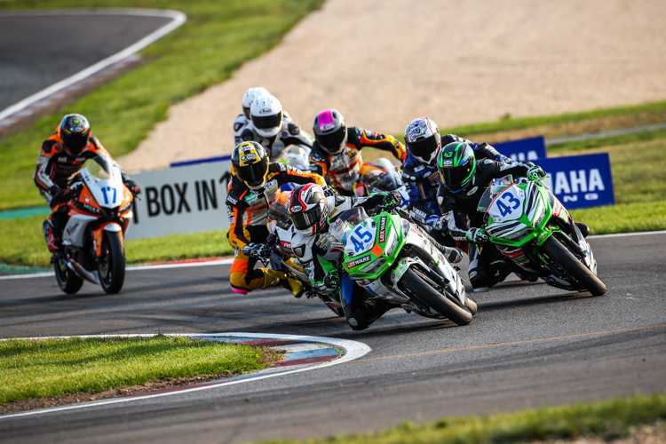 Luca de Vleeschauer (45) gewinnt am Ende, Harry Khouri (43) kurz vor dem Sturz