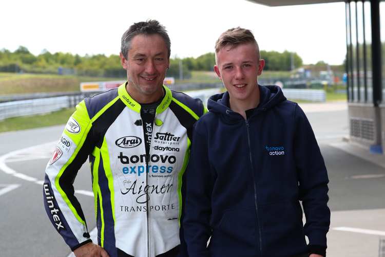 Josef Sattler gibt dem jungen Luca Schmidt als Beifahrer eine Chance