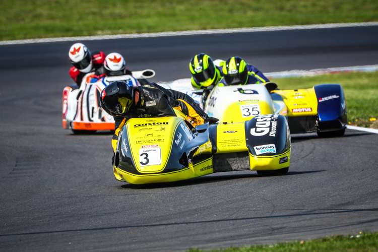 Schlosser/Fries (LCR Yamaha 600) vor Sattler/Schmidt (Adolf RS Yamaha 600) und Roscher /Burkard (LCR BMW 1000)