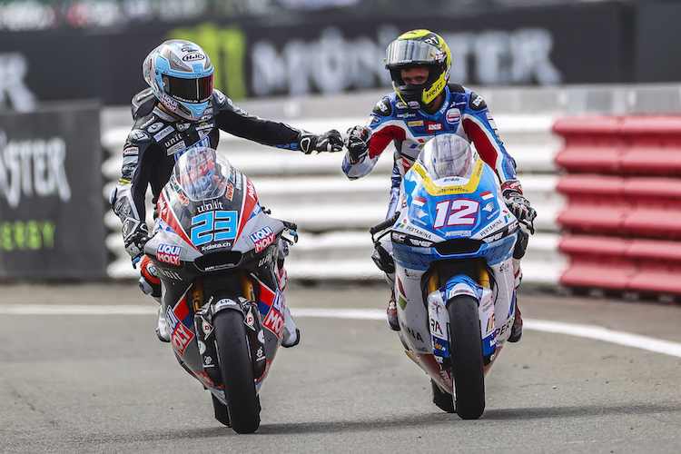 Tom Lüthi mit Marcel Schrötter, der in Silverstone 13. wurde