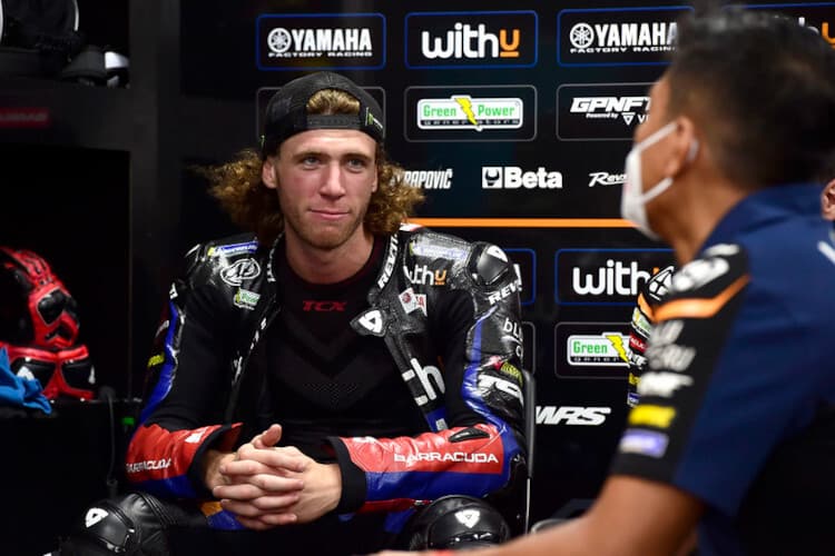 Darryn Binder im Gespräch mit Team Principal Razlan Razali