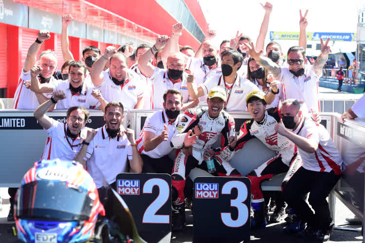 Freude über die Ränge 2 und 3 durch Chantra und Ogura