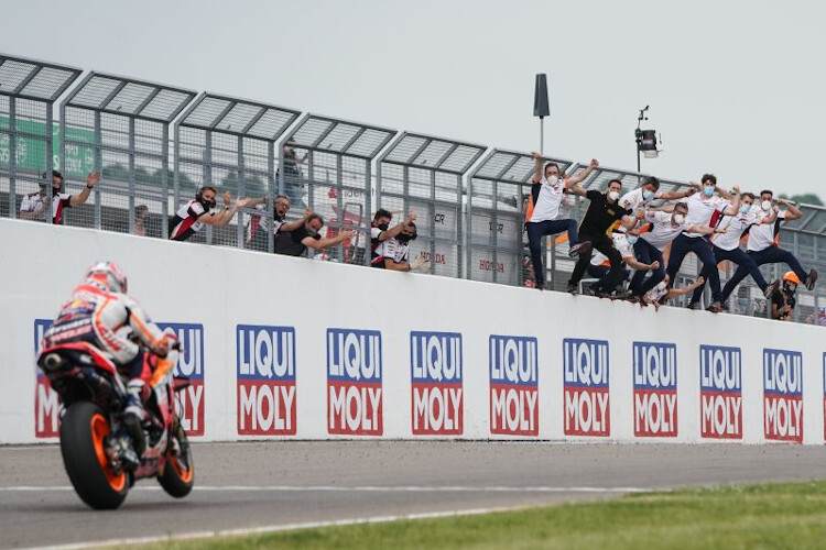 Die Honda-Mannschaft bejubelt die Zieldurchfahrt von Marc Márquez