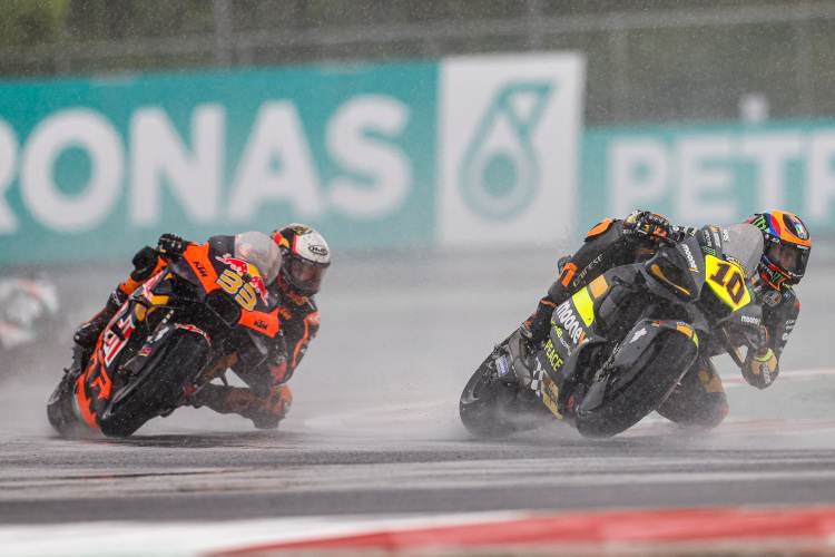 Nicht Luca Marini, sondern der hier noch hinter ihm liegende Brad Binder fuhr am Ende auf P8