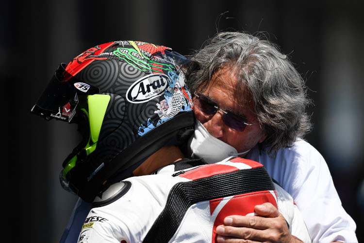 Paolo Simoncelli umarmt seinen Moto3-Piloten Tatsuki Suzuki