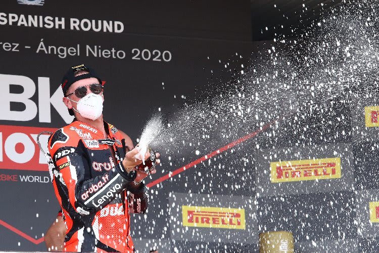 Mit Corona-Maske kann Scott Redding den Sekt nur verspritzen...