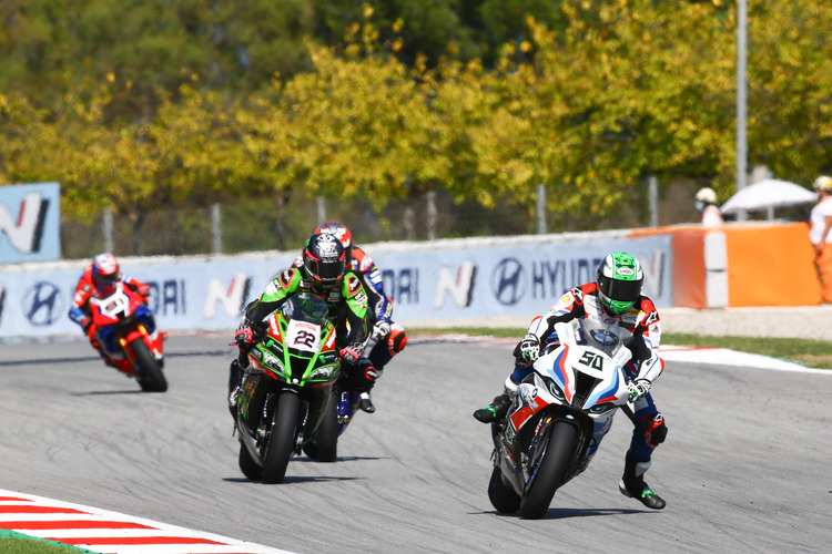 BMW-Werksfahrer Eugene Laverty vor Alex Lowes (Kawasaki)