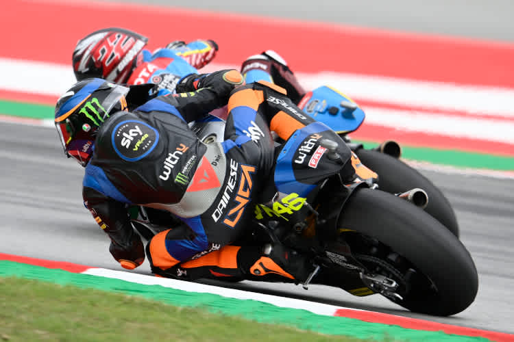 Luca Marini und Sam Lowes machten sich den Moto2-Sieg aus