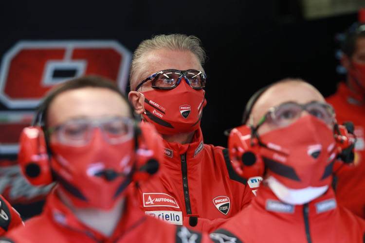 Paolo Ciabatti (Mitte) in der Ducati-Box