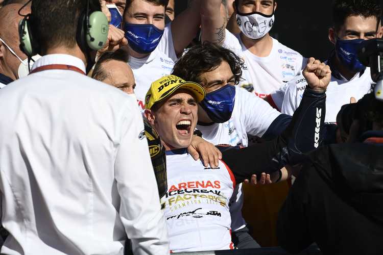Albert Arenas jubelt über den Moto3-Titel