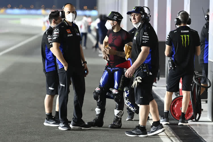 Maverick Vinales (Mitte) muss zunächst auf die Hinweise von Esteban Garcia (vorne links) verzichten