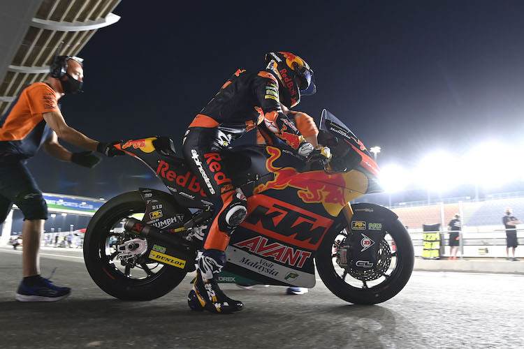 Rául Fernández unter Flutlicht in Katar