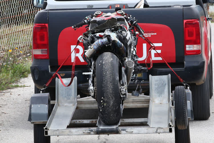 Wie heftig der Crash war, ließ der Zustand von Nakagamis Honda erahnen