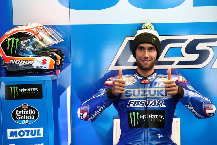 Alex Rins streckt die Daumen nach oben, obwohl er stürzte