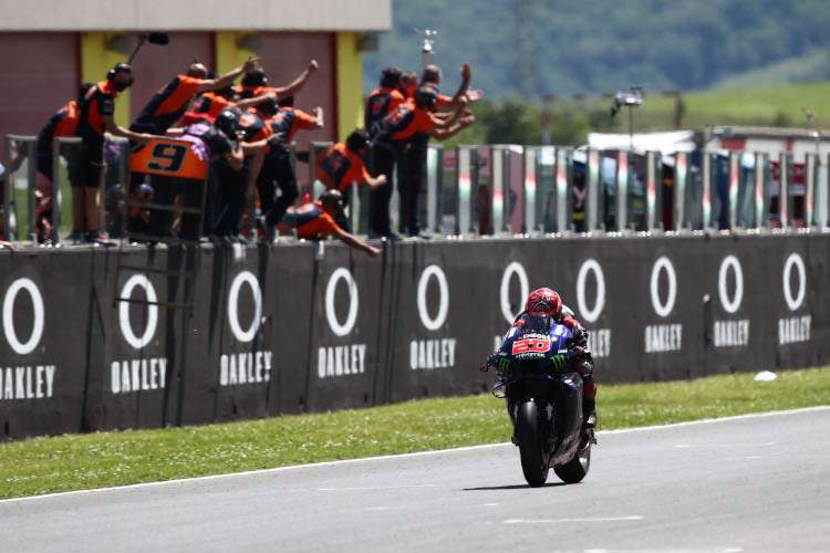 Fabio Quartararo bei der Zieldurchfahrt