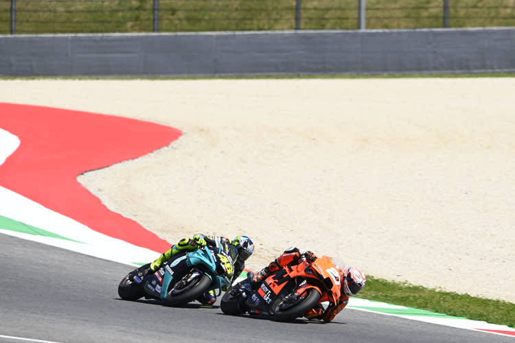 Mehr als einmal wechselten Valentino Rossi und Iker Lecuona im Rennen die Positionen