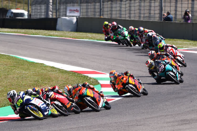 Romano Fenati führt die Moto3-Meute an